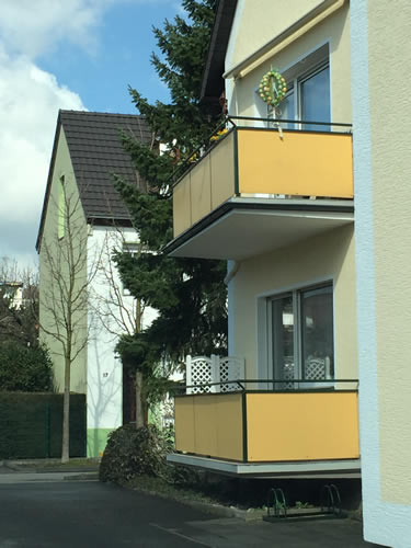 Balkongeänder in einem Mehrfamilienhaus